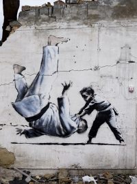 Další Banksyho dílo v městečku Boroďanka zobrazuje muže podobajícího se Vladimiru Putinovi, kterého malý chlapec poráží v zápase v judu