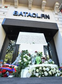 Květiny před hudební síní Bataclan v Paříži 13. listopadu 2022 k uctění památky obětí, které byly zabity při teroristickém útoku 13. listopadu 2015.