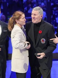 Börje Salming při emotivním ceremoniálnu před utkáním Toronta s Vancouverem