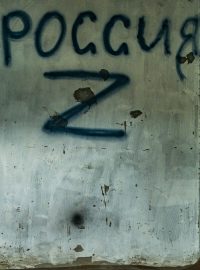 Graffiti namalované ruskými vojáky na podporu ruské invaze na Ukrajinu v budově, kde byli během ruské okupace Chersonu mučeni Ukrajinci