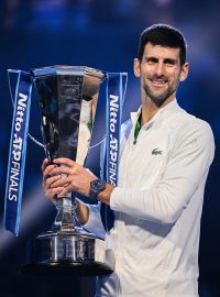 Novak Djokovič s pohárem z Turnaje mistrů