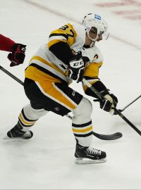 Sidney Crosby (vlevo) zakončuje akci