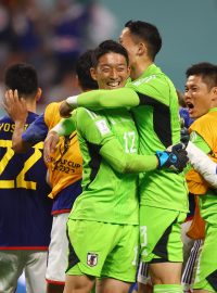 Japonští fotbalisté slaví výhru nad Německem
