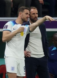 Trenér Gareth Southgate se radí se svým svěřencem Jordanem Hendersonem