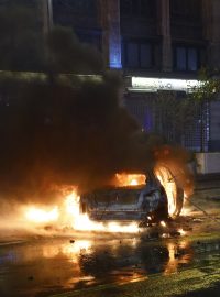 Zapálené auto v Bruselu po zápase mistrovství světa mezi Belgií a Marokem