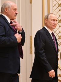 Běloruský prezident Alexandr Lukašenko s ruským prezidentem Vladimirem Putinem na společném setkání v Minsku