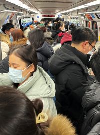 Cestující pekingského metra během ranní špičky 26. prosince 2022