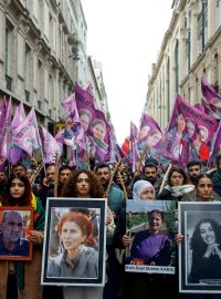Členové kurdské komunity a další lidé se v Paříži zúčastnili pietního pochodu, který uctil památku tří Kurdů zabitých v pátek v centru francouzské metropole