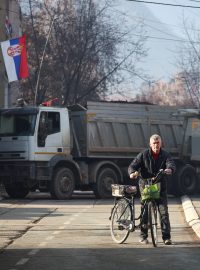 Srbové použili na srbské straně hranice nákladní vozy a traktory, aby zablokovali silnici