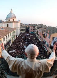 Benedikt XVI. mává lidem před Papežským palácem v Castel Gandolfu