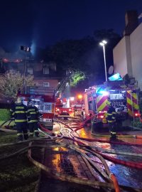 Při požáru alzheimer centra v Roztokách u Prahy zemřeli dva lidé. Hasiči je našli při dohašování a postupu budovou