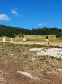 Na rozlehlé louce nad obcí Pernink na Karlovarsku v lokalitě, jíž místní říkají Nádražní, právě dělníci hloubí kanalizaci, natahují vodovod a přivádějí plyn