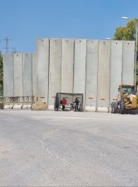 Objekty obehnané zdmi, aby nebylo možné z pásma Gazy zamířit na jednotlivé části kibucu