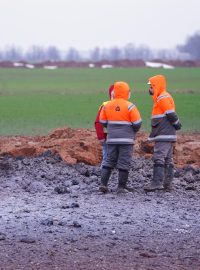 Následky výbuchu plynovodu u litevského města Pasvalys