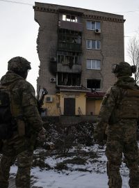 Ukrajinské síly u budovy v Bachmutu