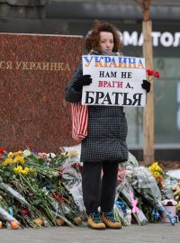 Neoficiální pomníček obětem z Dnipra vznikl v Moskvě u památníku ukrajinské spisovatelky Lesji Ukrajinky.