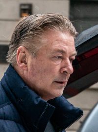 Herec Alec Baldwin, který je obžalovaný z neúmyslného zabití