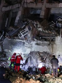 Záchranný tým pracuje na zřícené budově po zemětřesení ve městě Iskenderun
