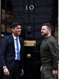 Britský premiér Rishi Sunak (vlevo) s ukrajinským prezidentem Volodymyrem Zelenským před sídlem v Downing Street 10 v Londýně