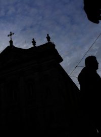 Lidé procházejí kolem kostela v den, kdy portugalská komise vyšetřuje obvinění ze sexuálního zneužívání dětí členy portugalské katolické církve.