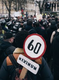 Lidé v Paříži protestovali proti chystané důchodové reformě
