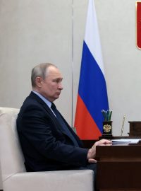 Ruský prezident Vladimir Putin a zmocněnkyně Kremlu pro práva dětí Marija Lvovová-Bělovova. Na oba vydal mezinárodní trestní soud zatykač kvůli údajným deportacím ukrajinských dětí do Ruska, 16. února 2023