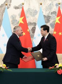 Čínský ministr zahraničí Čchin Kang a jeho honduraský protějšek Eduardo Enrique Reina
