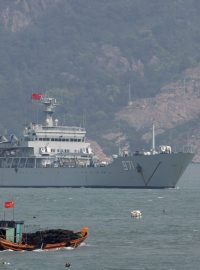 Loď čínského námořnictva pluje v rámci vojenského cvičení poblíž Tchaj-wanem spravovaného souostroví Ma-Cu
