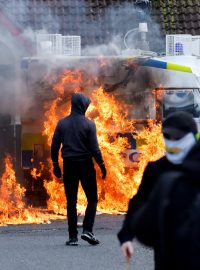 Útok nacionalistů na policejní auto v severoirském Londonderry