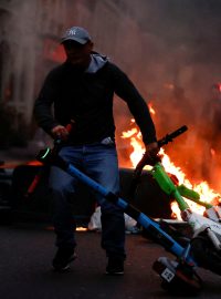 Demonstranti skandovali, že budou v protestech pokračovat