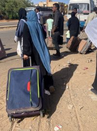 Lidé se shromažďují na nádraží, aby utekli z Chartúmu během střetů mezi polovojenskými Jednotkami rychlé podpory a armádou