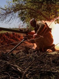Ukrajinský voják střílí nedaleko města Bachmut