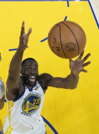 Draymond Green z Golden State se snaží zmocnit míče