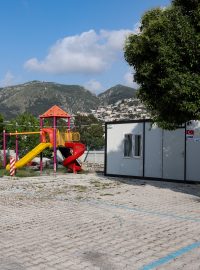 Provizorní volební místnosti v kontejnerech přistavených na hřiště zemětřesením zdevastované školy ve městě Antakya