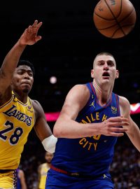 Basketbalisté Denveru zvítězili v úvodním semifinále play off NBA nad Los Angeles Lakers 132:126