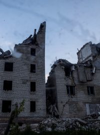 Pohled na těžce poškozené obytné budovy na Ukrajině