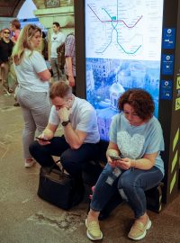 Lidé v kyjevském metru během ruského náletu