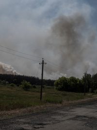 Kouř poblíž ukrajinsko-ruské hranice v oblasti Charkova.