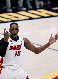 Bam Adebayo z Miami se raduje, protože Heat srovnali finálovou sérii s Denverem