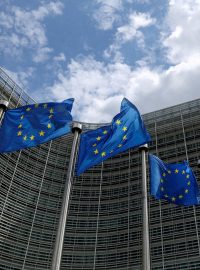 Vlajky Evropské unie před budovou Evropské komise v Bruselu
