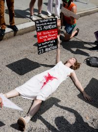 Bojovníci za lidská práva protestují před americkým nejvyšším soudem na první výročí zrušení práva na potrat