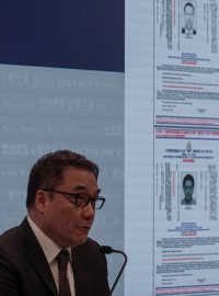 Vrchní policejní ředitel Li Kwai-wah hovoří během tiskové konference k vydání zatykače na osm aktivistů v Hongkongu