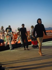 Migranti, kteří byli zachráněni z člunu ve Středozemním moři, vystupují ze španělského záchranného plavidla po jejich příjezdu do přístavu Malaga