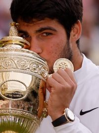 Carlos Alcaraz s wimbledonskou trofejí