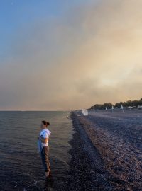 Řecké ostrovy dál bojují s požáry, na Korfu mají podezření na žhářství
