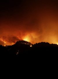 Na španělském ostrově Tenerife v sobotu evakuovali další obyvatele z jejich domovů, protože rozsáhlý lesní požár na severovýchodě ostrova stále není pod kontrolou