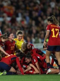 Španělské fotbalistky slaví první titul mistryň světa
