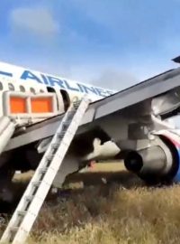 Ruský Airbus nouzově přistál na poli na Sibiři