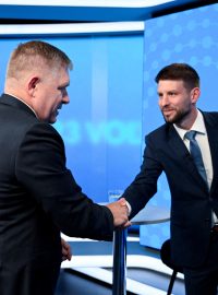 Robert Fico (vlevo) a Michal Šimečka před předvolební debatou