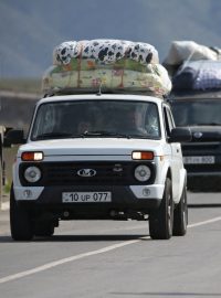 Uprchlíci z Náhorního Karabachu na hraničním přechodu do Arménie